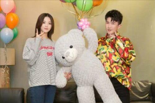 吃瓜娱乐的背景图片